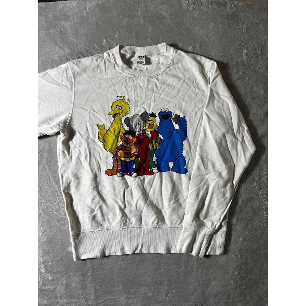 Uniqlo UT x KAWS Sesame Street White Crewneck Sweatshirt Men Small Graphic Print